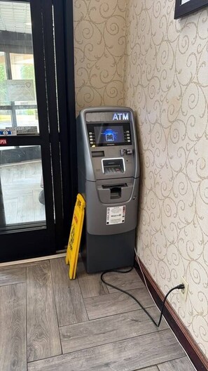 敷地内の ATM