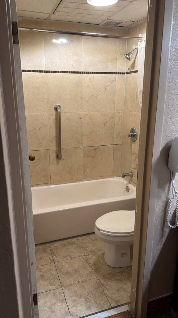 Room, 1 King Bed, Non Smoking | Bathroom | Free toiletries, towels