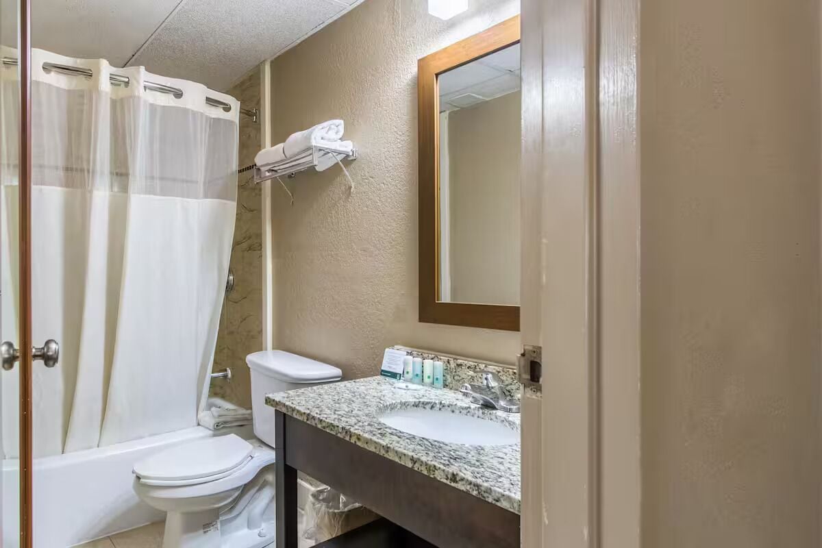 Double Room, Non Smoking | Bathroom | Free toiletries, towels