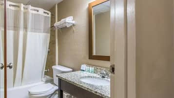Double Room, Non Smoking | Bathroom | Free toiletries, towels