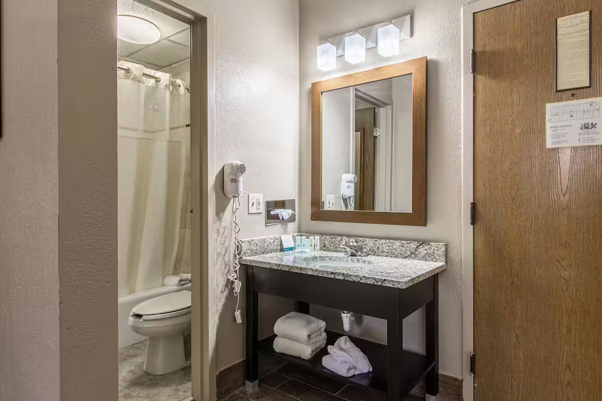Double Room, Non Smoking | Bathroom | Free toiletries, towels
