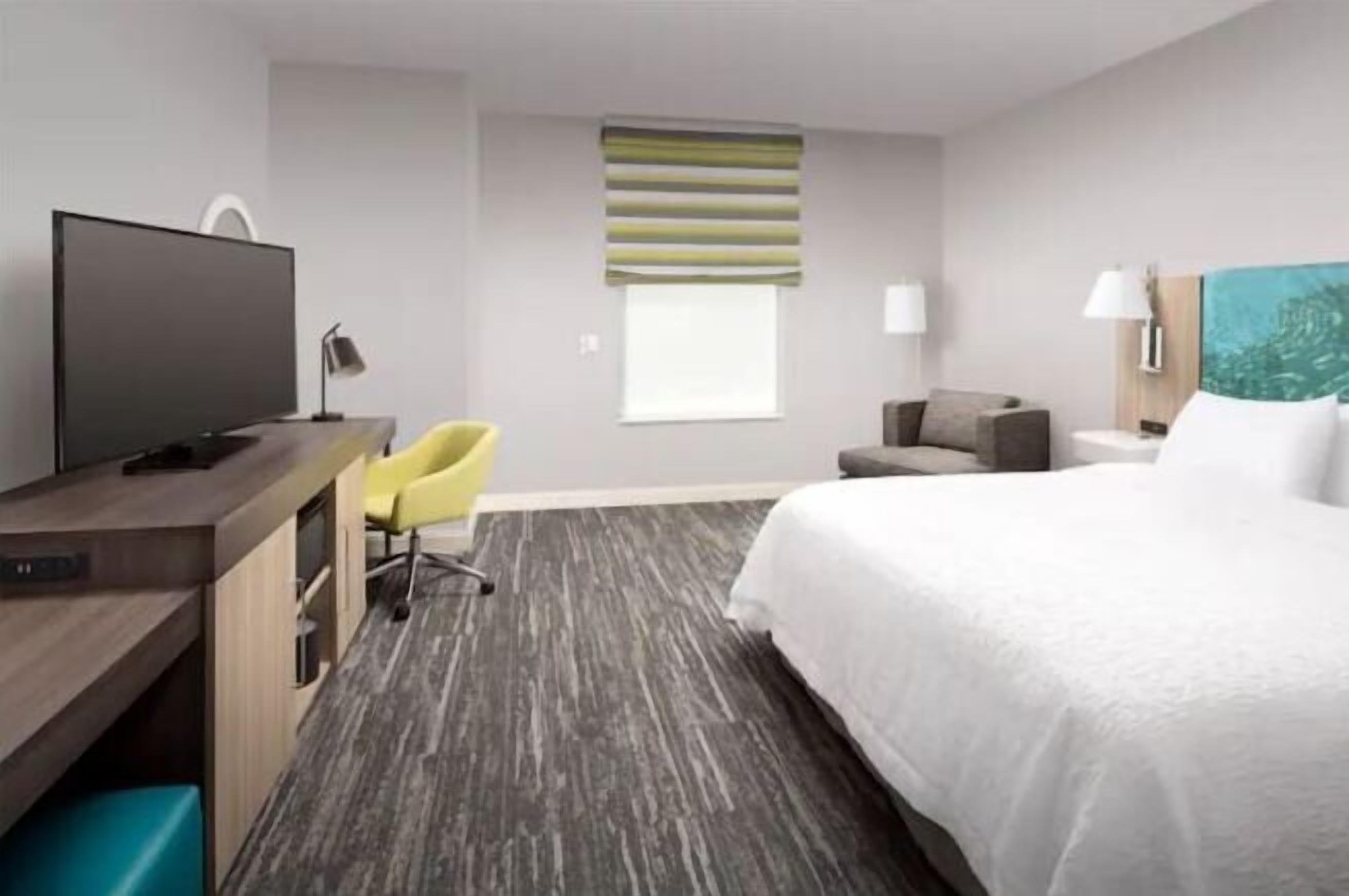 Ropa de cama de alta calidad y caja de seguridad en la habitación 