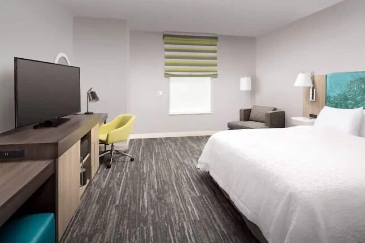 Luxe beddengoed, een kluis op de kamer, een bureau, een laptopwerkplek