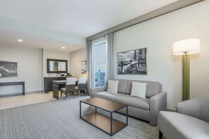 Suíte, 2 camas Queen, no canto | Cofres nos quartos, cortinas blackout, ferros/tábuas de passar roupa