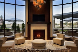 Lobby - Embassy Suites by Hilton Syracuse Destiny USA (Syracuse)