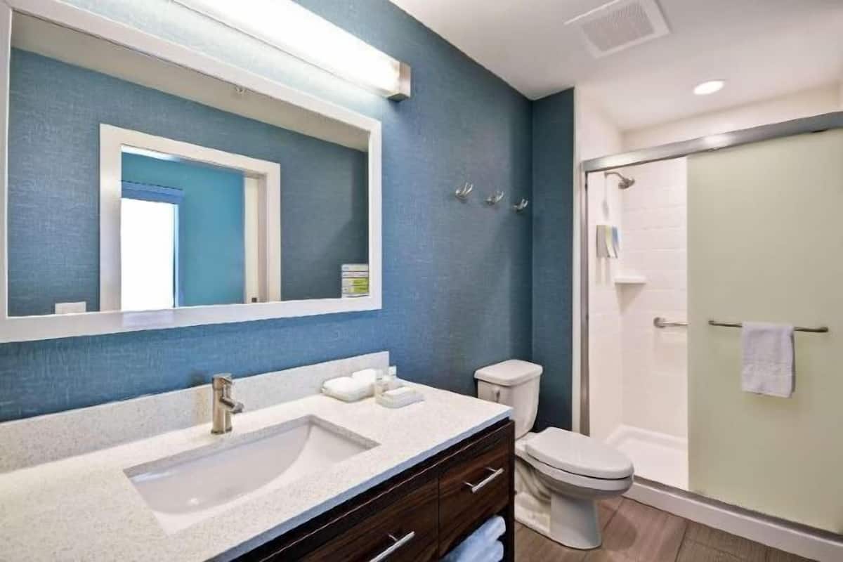 Kamar mandi | Perlengkapan mandi gratis, pengering rambut, dan handuk