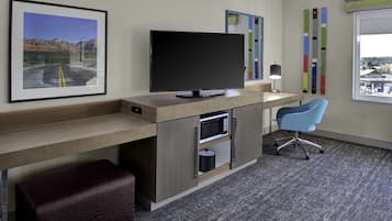 Ropa de cama de alta calidad y caja de seguridad en la habitación