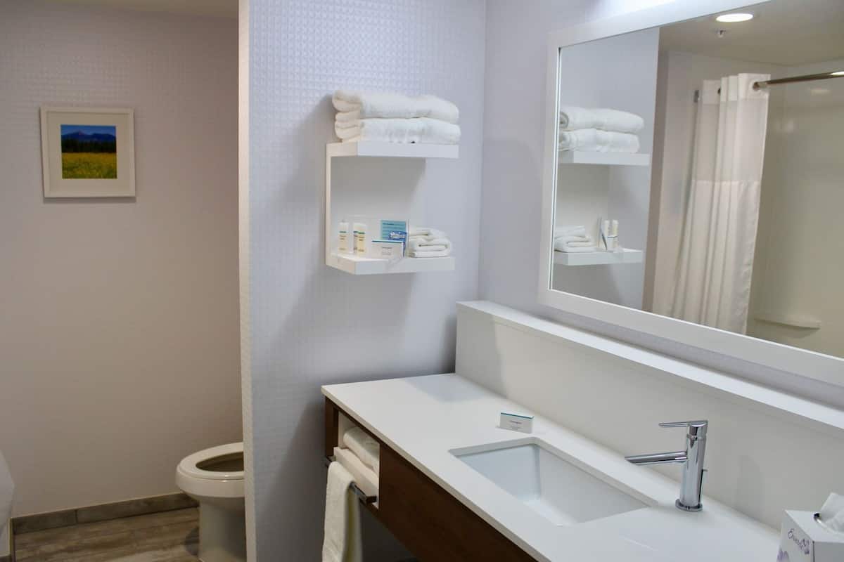 Bathroom | Free toiletries, towels