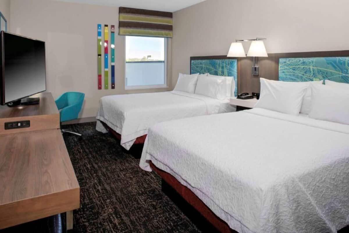 Premium bedding, in-room safe, blackout drapes, free cribs/infant beds