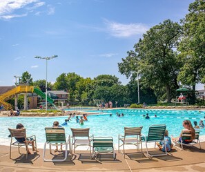 Pool - Historic 1920s Private Bungalow Near Logan Square, pool and beach (Chicago)