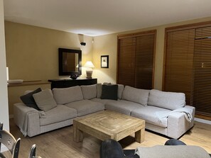 Smart TV, fireplace, DVD player, offices