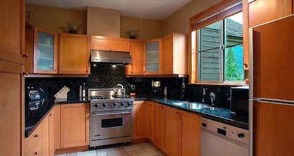 Spacious 4 bed Townhome at Nicklaus North Golf Course