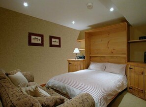 4 bedrooms, desk, iron/ironing board, travel cot