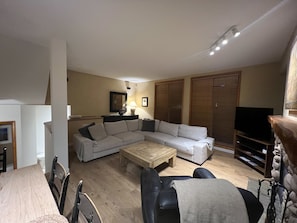 Smart-TV, Kamin, DVD-Player, Arbeitsbereiche