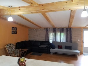 Televisión y chimenea