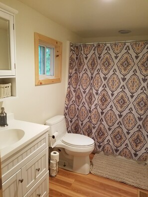 Duschwanne, Haartrockner, Handtücher, Seife