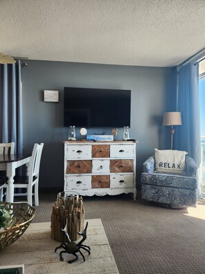 Smart-tv, dvd-spelare, böcker och ett filmbibliotek