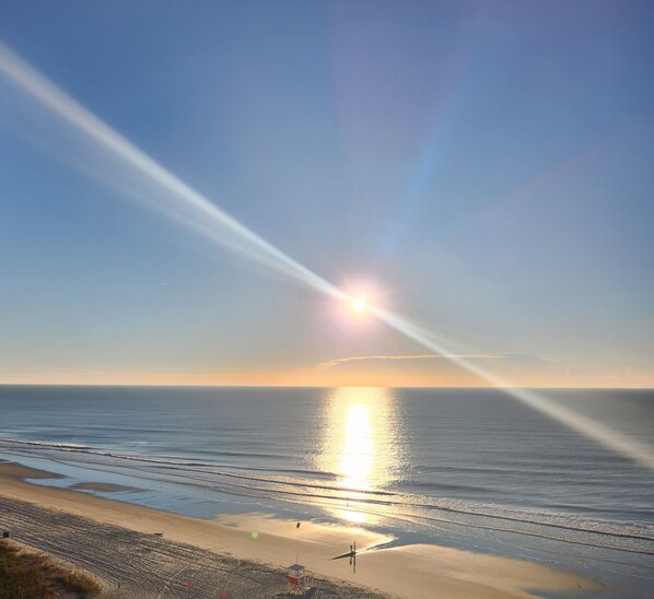 På stranden och solstolar