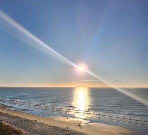 Sur la plage, chaise longue