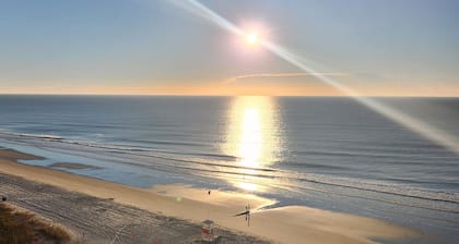 Spectacular View/Spacious <br>2Br/2BA Ocean Front, End Unit Condo<br><br><br>
