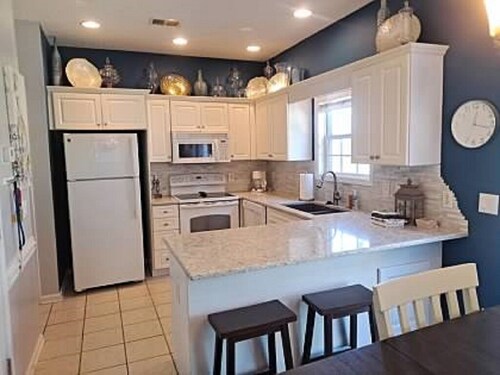 Beautiful Large Two Story Condo Near The Beach 