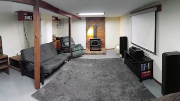 Fernseher, Kamin, Videospiele, DVD-Player