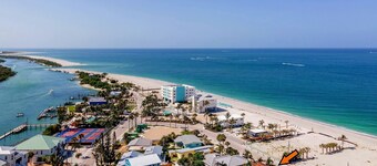30 Seconds to Beach Path! Outdoor Tiki Bar w/ TV! Kayaks, SUP's, Bikes & More!
