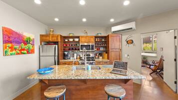 Jääkaappi, mikroaaltouuni, uuni, liesi