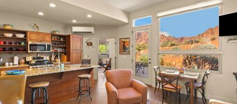 "SERENE DESERT GETAWAY" La Casa Coyote, Kayenta Art Village W/Views of Red Rock