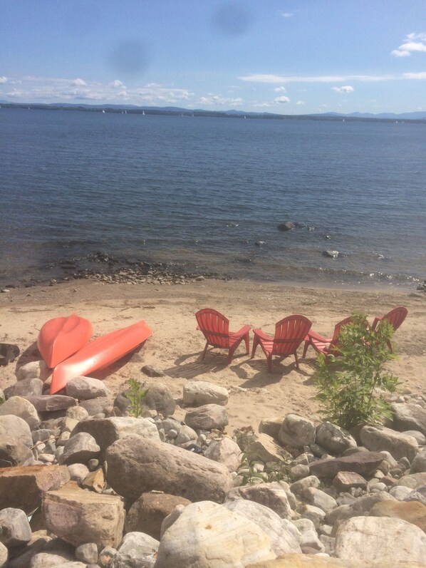 Lakefront, private beach, dock, kayaks, Paddle Boat and pet friendly