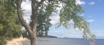 Lakefront, privat strand, dock, kajakker, padlebåd og kæledyrsvenlig!