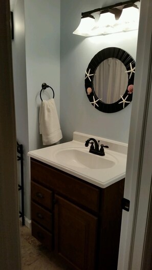 Combined shower/bathtub, hair dryer, towels, soap