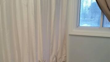 Ensemble douche/baignoire, sèche-cheveux, serviettes fournies, savon