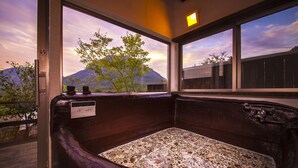 A hot tub with a view of a mountain and trees through large windows. - Yufuin Tsukahara Villa ERINA (Yufu)