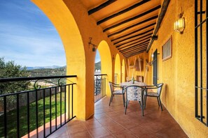 Outdoor dining - Beautiful House with Private Pool near the Costa del Sol (Alcaucín)