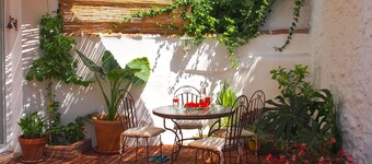 El Patio de Lola, et andalusisk landsbyhus med grøn marmorplash pool.