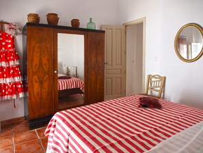 2 soverom, safe på rommet, strykejern/-brett og reiseseng for barn