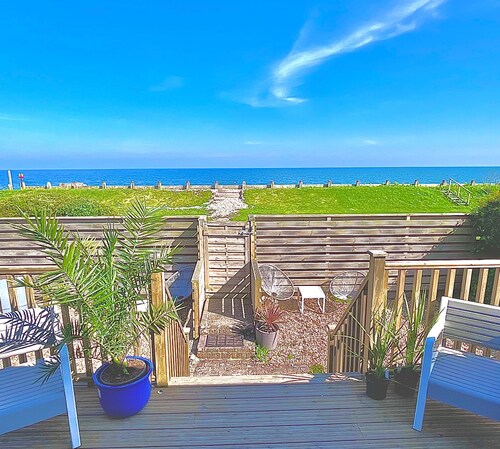 Sea Front Luxury Beach House, Panoramic Views, Direct Beach access, West Sussex