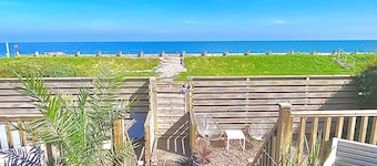 Sea Front Luxury Beach House, Panoramic Views, Direct Beach access, West Sussex