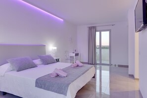 7 bedrooms, in-room safe, iron/ironing board, rollaway beds - Villa with detached house, air conditioning, wifi, garden, private swimming pool (Inca)