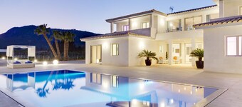 Villa with detached house, air conditioning, wifi, garden, private swimming pool