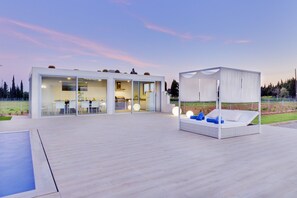 Outdoor dining - Villa with detached house, air conditioning, wifi, garden, private swimming pool (Inca)