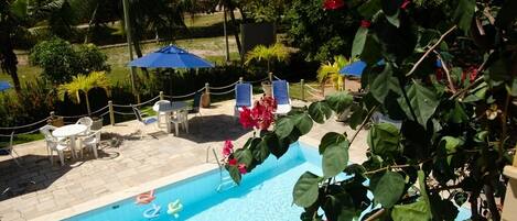 Außenpool, Sonnenschirme, Liegestühle