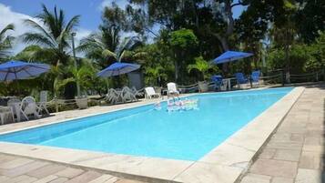 Piscina externa, guarda-sóis, espreguiçadeiras