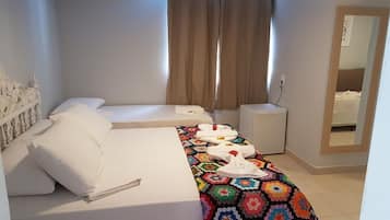 Minibar, tabla de planchar con plancha, wifi gratis y ropa de cama