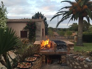 Property grounds - Beautiful Old Farmhouse With English Country Gardens & Pool. 6 bedrooms 6 baths. (Santanyí)