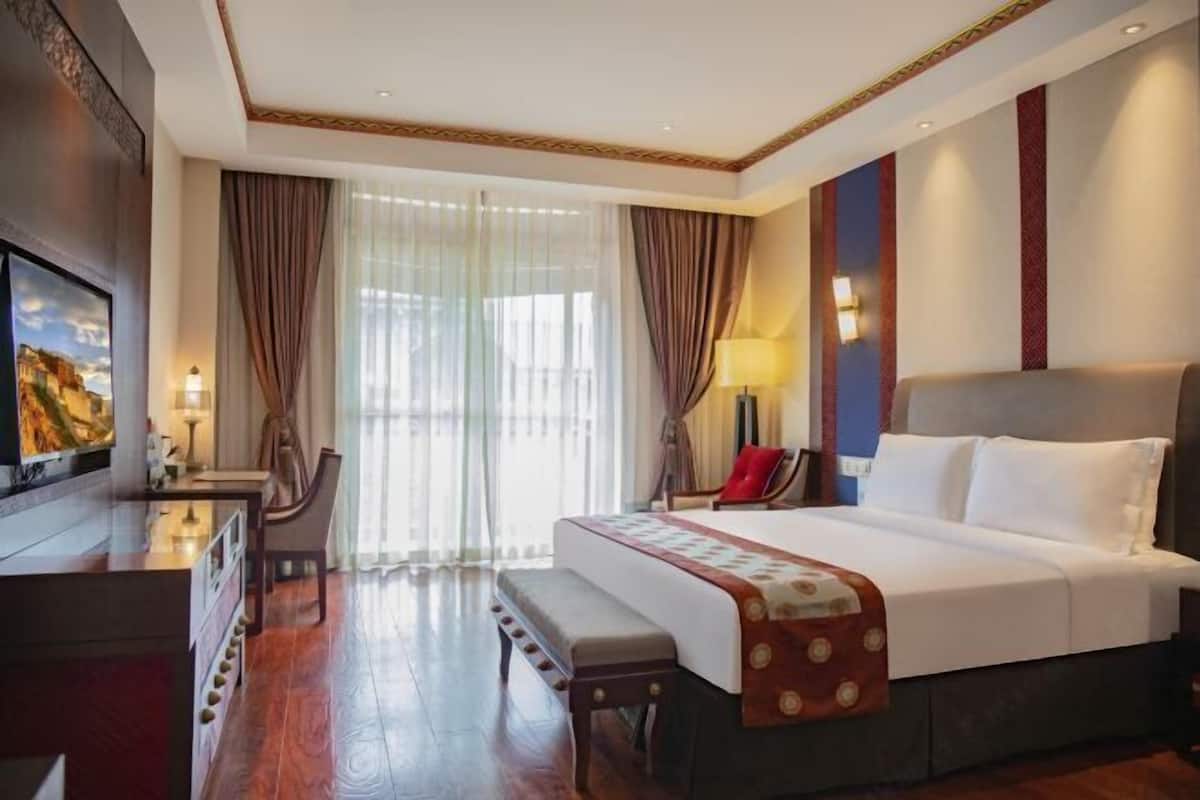 Minibar, meja kerja, tirai kedap cahaya, dan Wi-Fi gratis