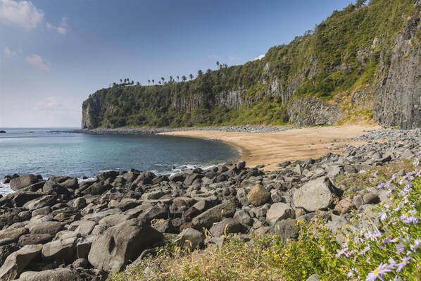 Una playa cerca, arena blanca