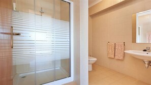 Serviettes fournies, papier toilette