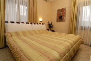 5 bedrooms, iron/ironing board, WiFi, bed sheets